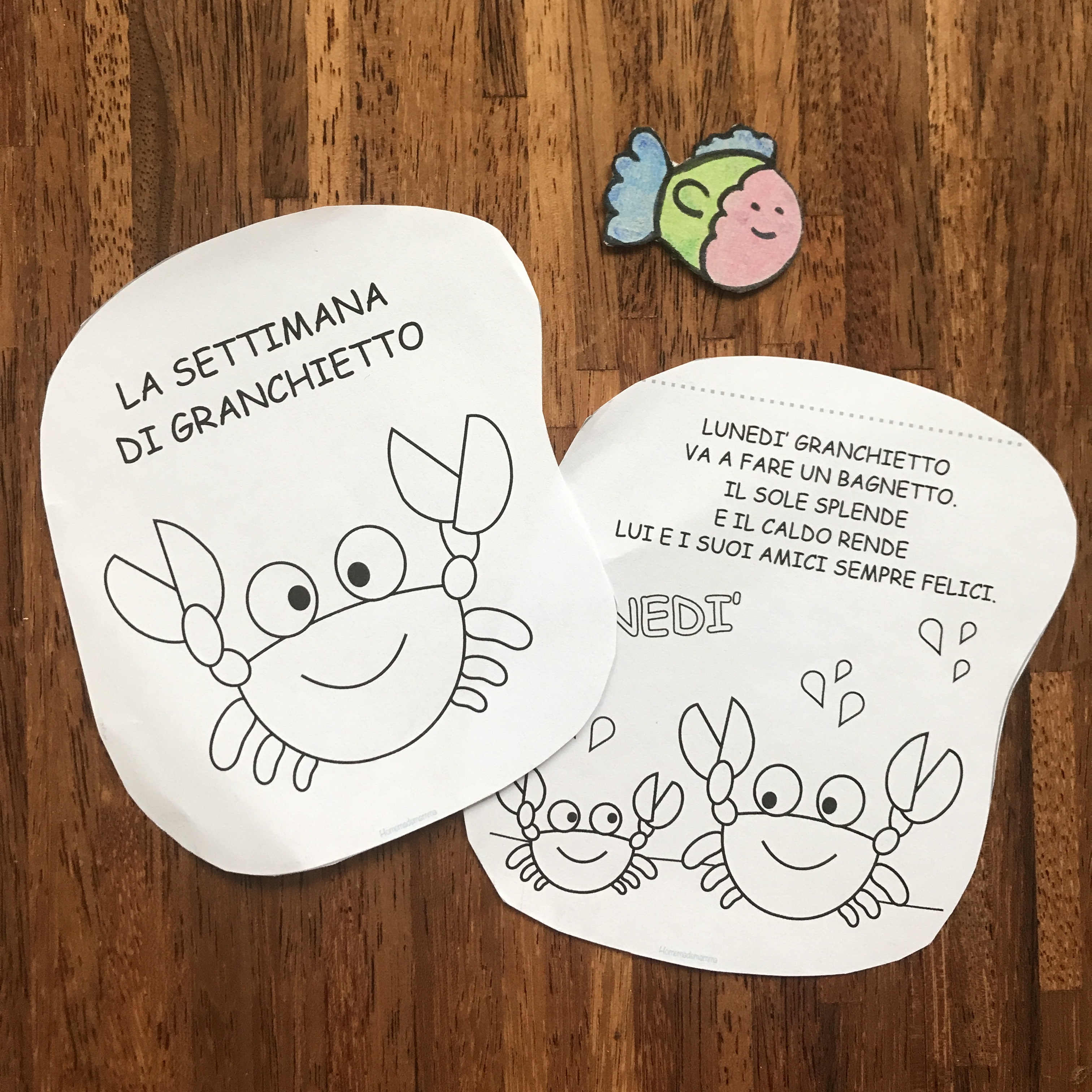 Una bambina con un libro nella scuola da colorare e stampare